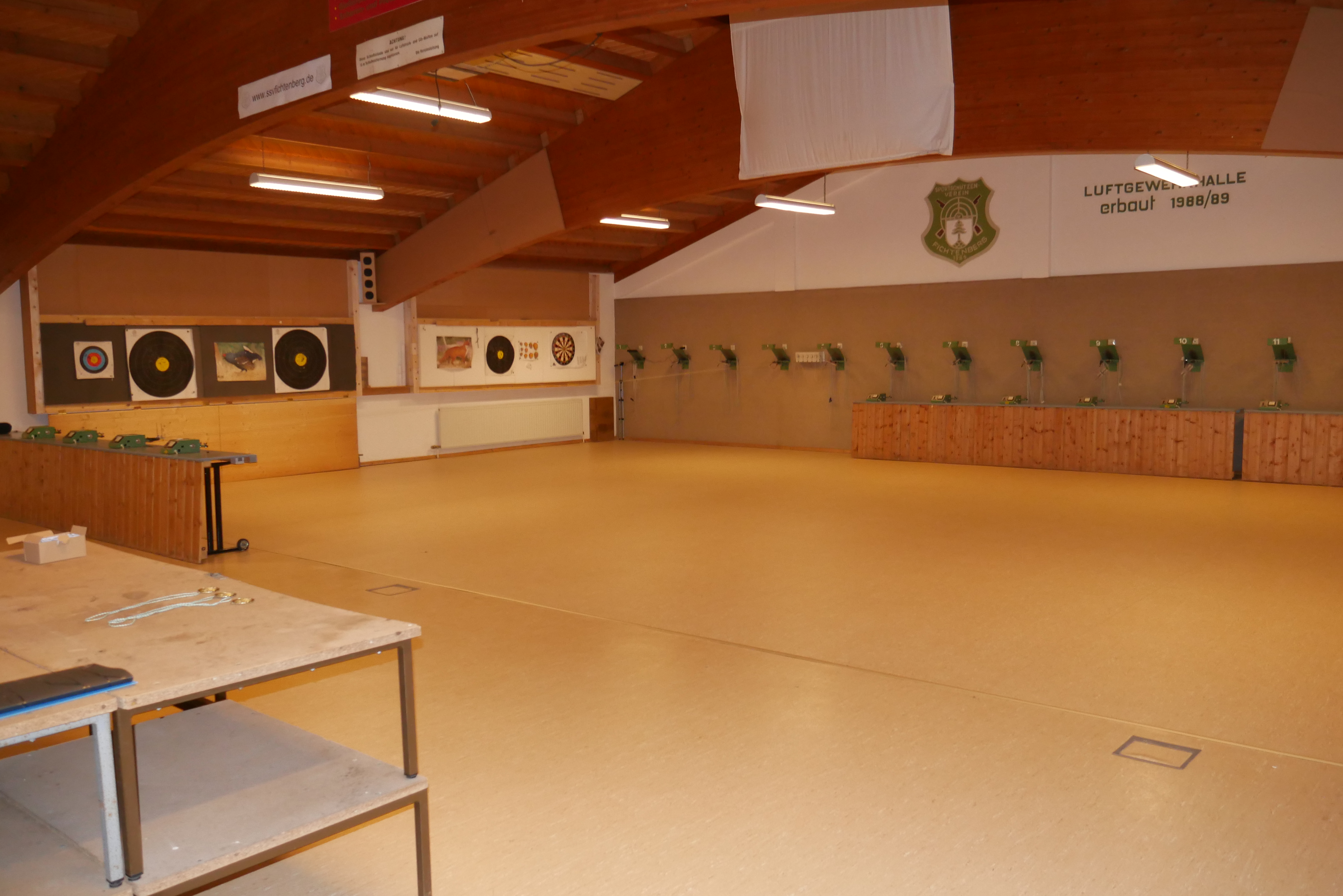 Blick auf die Luftgewehrhalle mit Bogenanlage