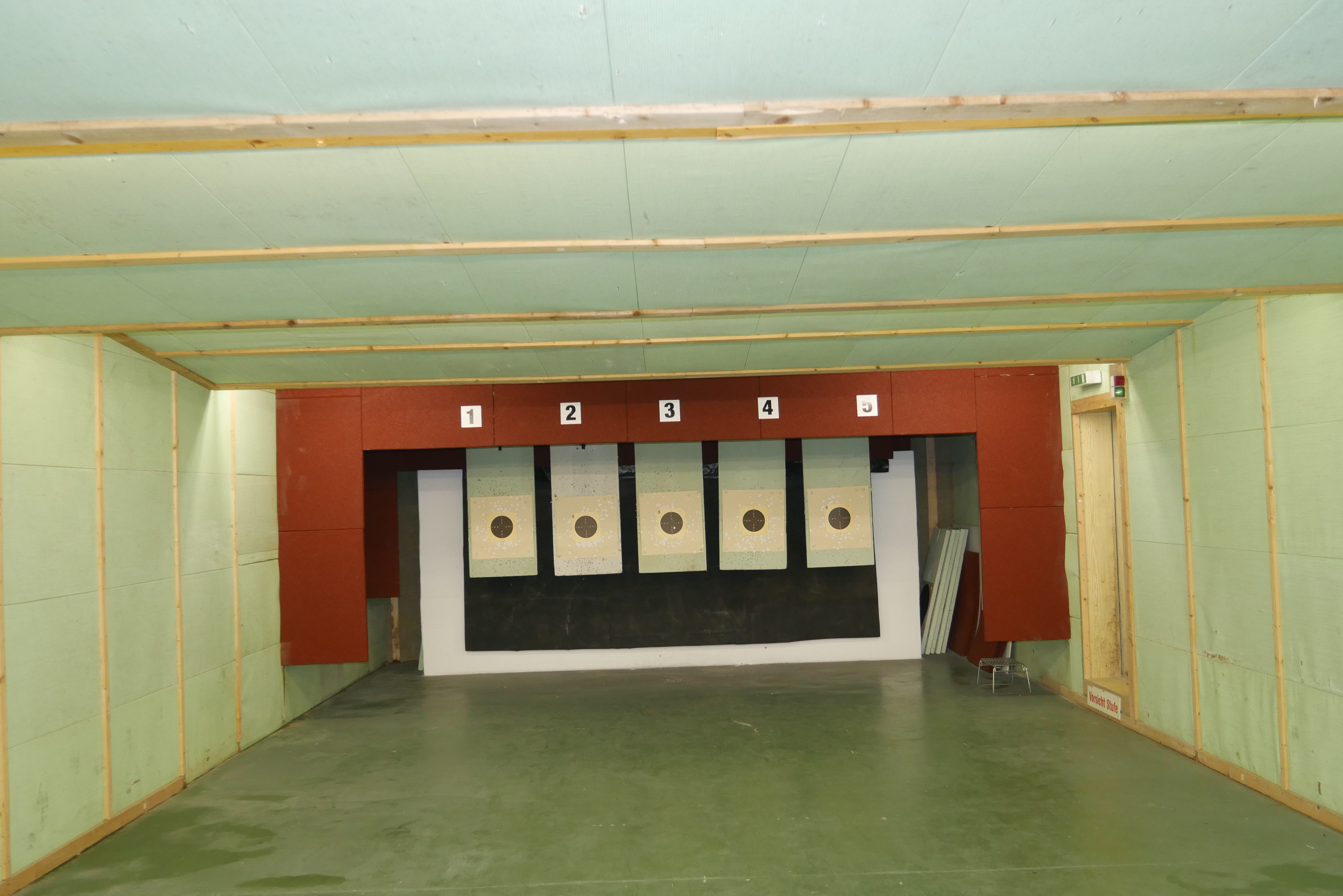 Blick auf die Luftgewehrhalle mit Bogenanlage